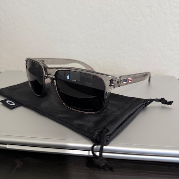 OO9102 Oakley Holbrook USA Flag Collection Smoke Gray Frame - Picture 3 of 9